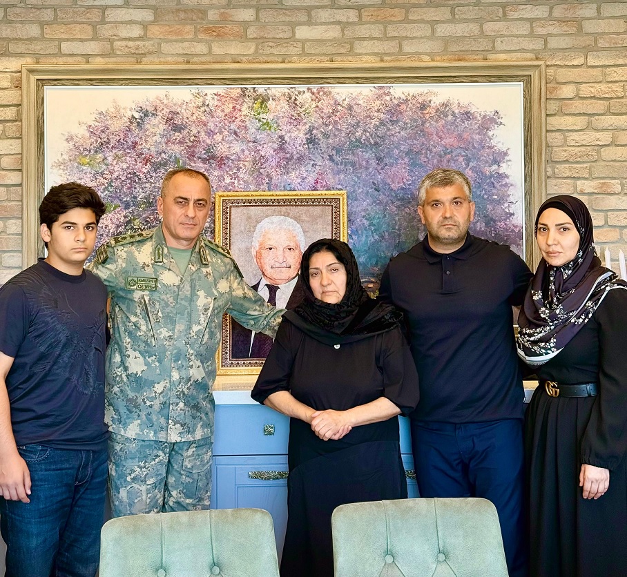 Hikmət Mirzəyev Cavanşir Qurbanovun ailəsini ziyarət etdi - FOTOLAR