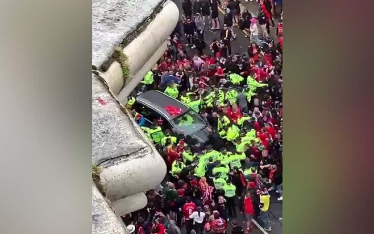 Liverpulda sürücü avtomobili insanların üzərinə sürüb, xəsarət alanlar var