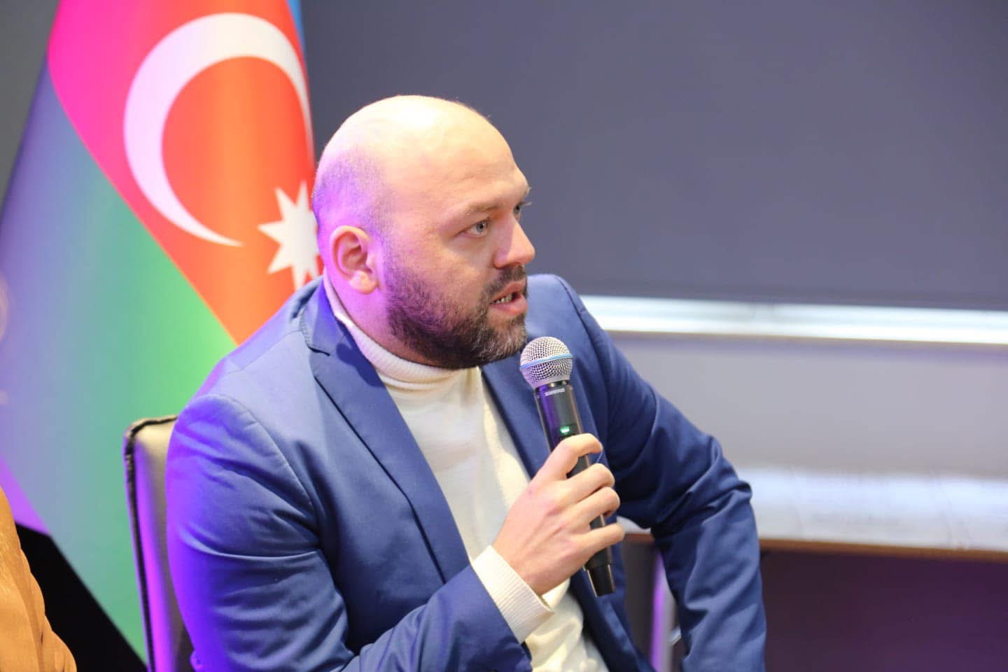 Görmək istədiyimiz Azərbaycan efirləri - Hacıbəy Heydərli yazır 