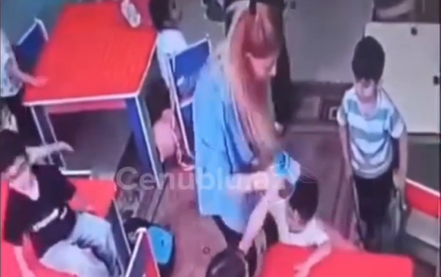 Bağçada müəllim şagirdi su qabı ilə vurdu - Araşdırma başladı - Video