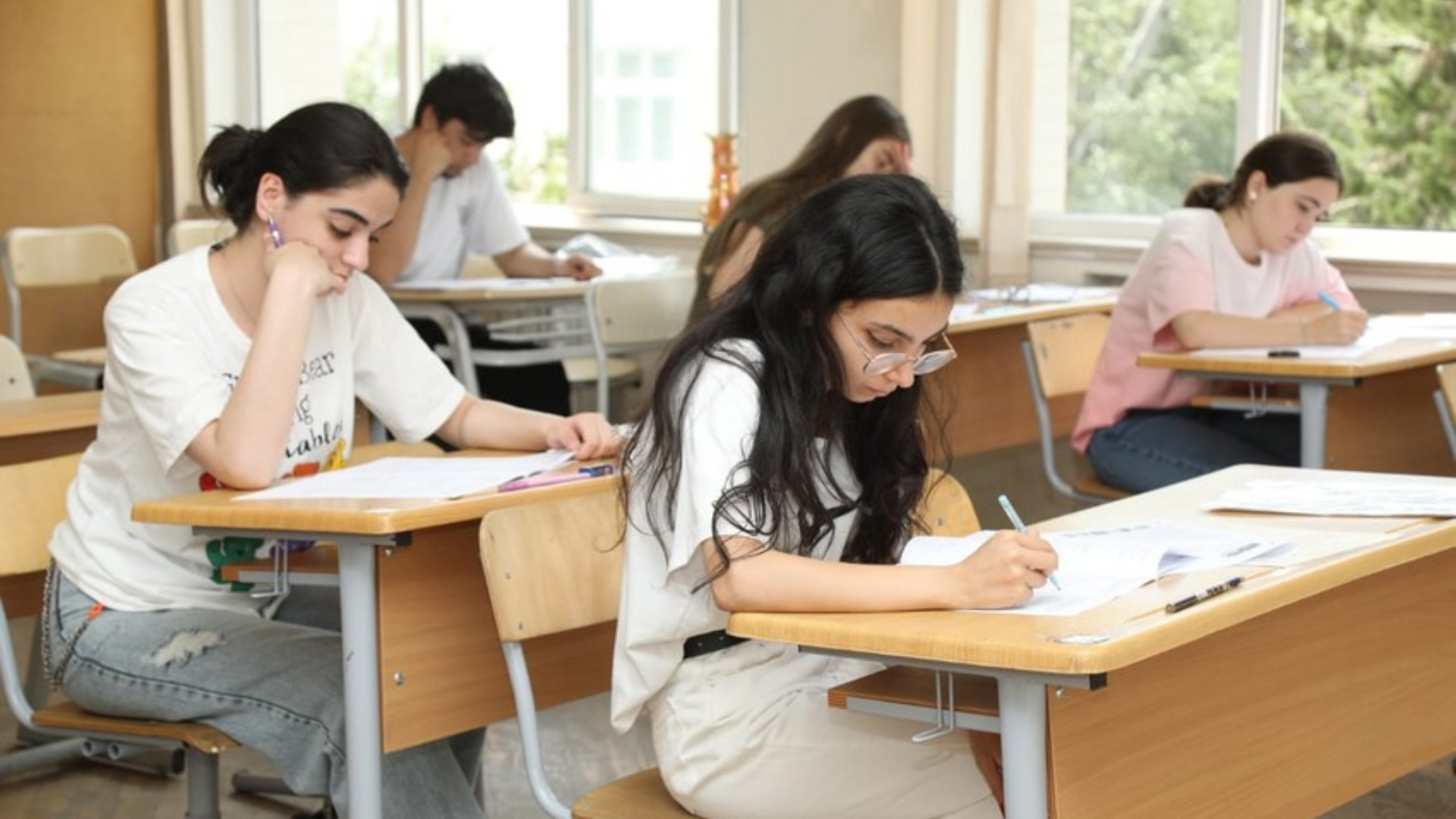 DİM: İmtahan zamanı nəzarətçi zalda köçürməyə şərait yaradıb, xaric edilib