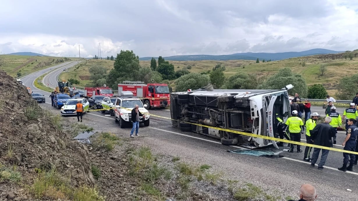 Türkiyədə mikroavtobus aşdı: 2 ölü, 15 yaralı