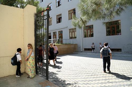 Bərdədə məktəbdə faciə: Şagird üçüncü mərtəbədən yıxıldı