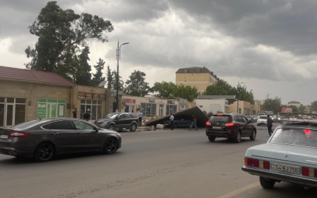 Sabirabadda güclü külək tikilinin damını avtomobilin üstünə aşırıb