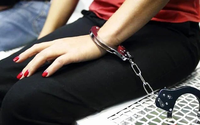 26 yaşlı qız Bakının mərkəzində xuliqanlıq etdi - Həbs olundu
