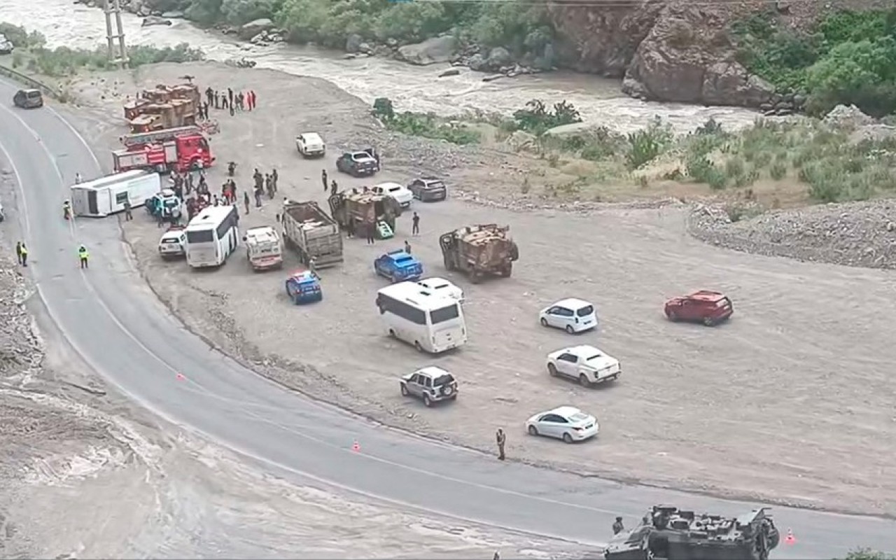 Türk hərbçiləri daşıyan avtobus qəzaya düşüb, xəsarət alanlar var