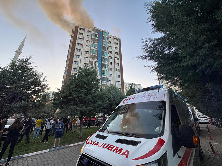 Türkiyədə çoxmərtəbəli bina yanır - 23 nəfər xəstəxanaya yerləşdirildi