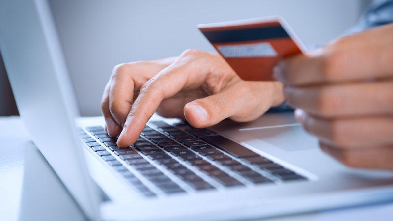 Bank kartlarından daha 8 min manat oğurlandı