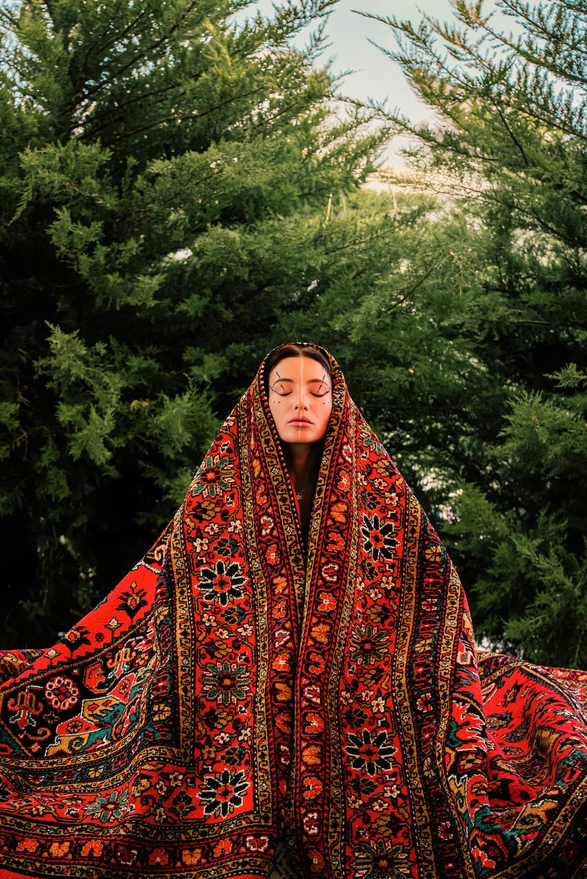 Dilarə Kazımova xalçaya büründü