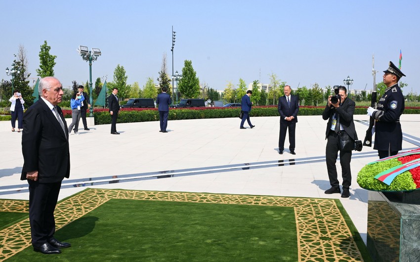 Əli Əsədov Daşkənddə Müstəqillik abidəsini ziyarət etdi