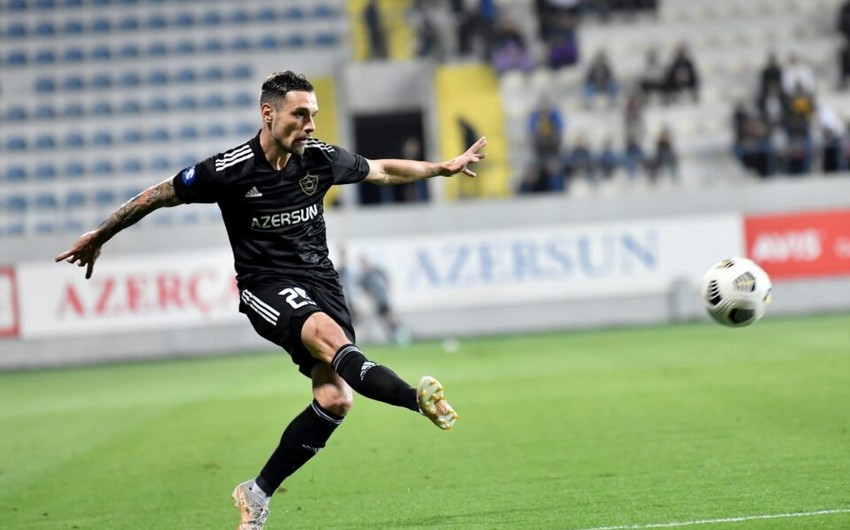 Daha bir futbolçu "Qarabağ"la vidalaşıb