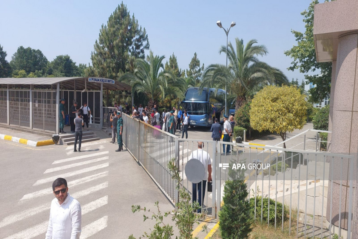 İrandan təxliyə olunan rusiyalı incəsənət xadimləri Astara sərhədindən keçib - FOTO