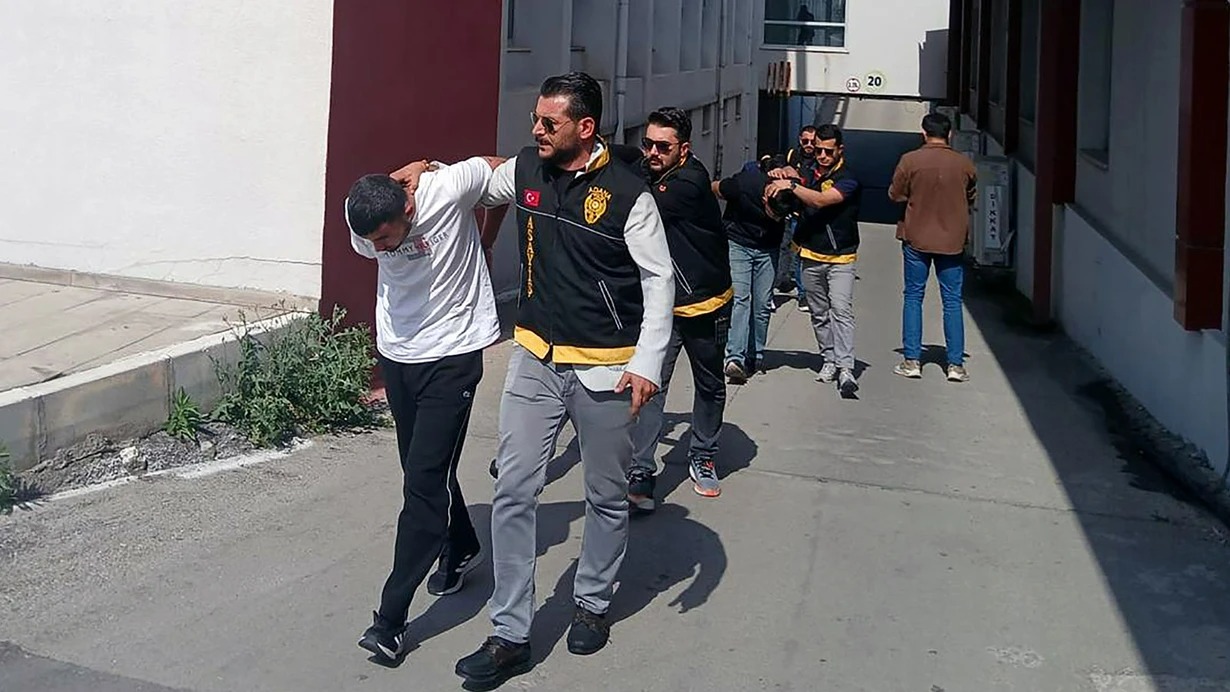 Qapıda gözləyən şəxsi düşməni zənn edərək səhvən ÖLDÜRDÜ