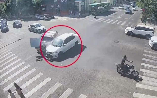 Övladı ilə yolu keçən ana dəhşət yaşadı - VİDEO