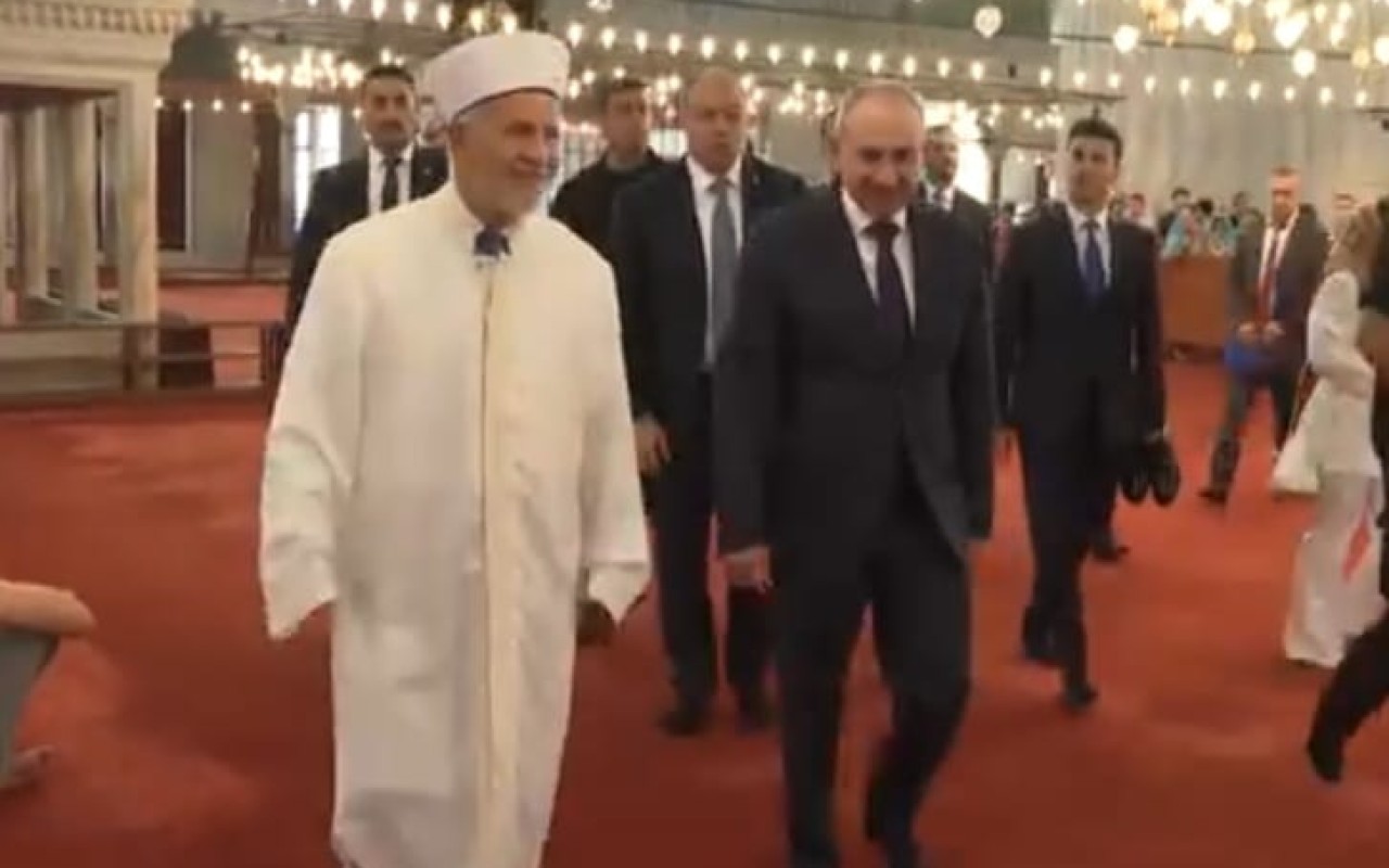 Paşinyan Türkiyədə məscidə getdi - Video