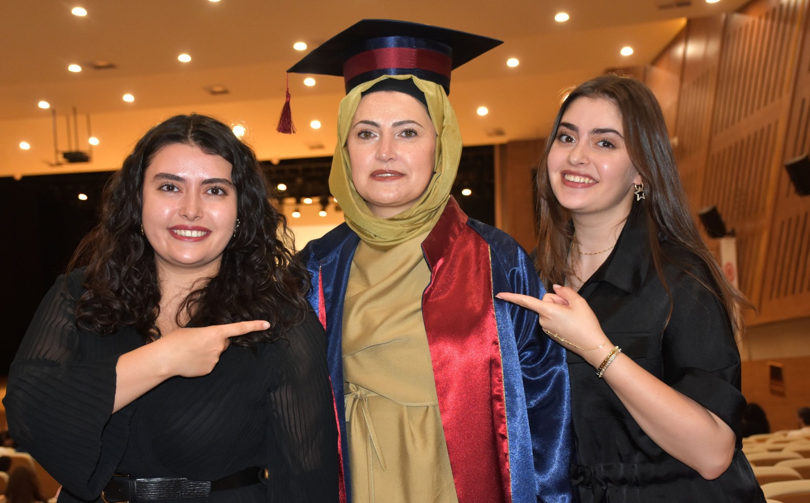 İki dəfə xərçəngə qalib gəldi, 49 yaşında məzun oldu