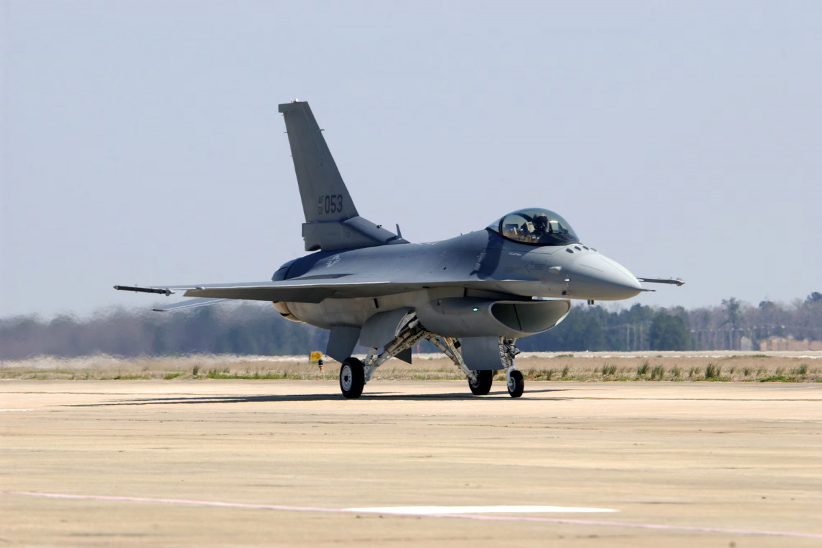 Niderland Rumıniyaya bir avroya 20-yə yaxın F-16 satıb