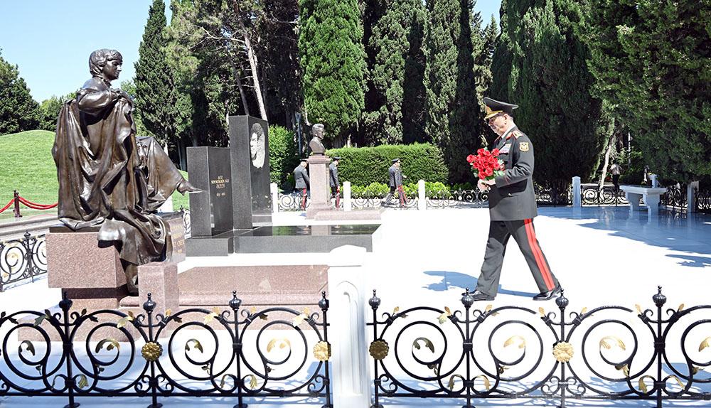 Müdafiə naziri Fəxri Xiyabanda və Zəfər parkında olub
