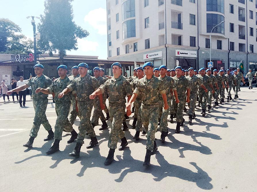 Silahlı Qüvvələr Günündə hərbi orkestrlərin müşayiəti ilə yürüşlər keçirildi