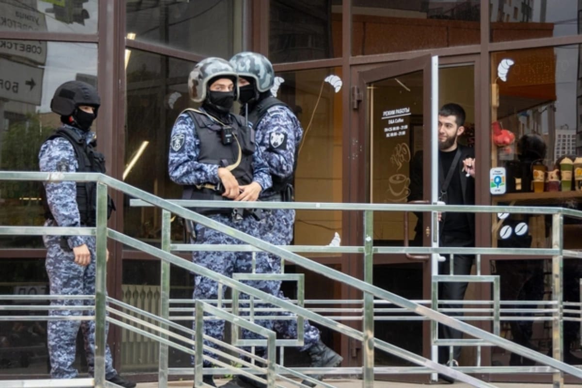 Rusiyanın güc strukturlarının əməkdaşları yenidən Yekaterinburqdakı "Baku Plaza"ya gəliblər - FOTOLAR