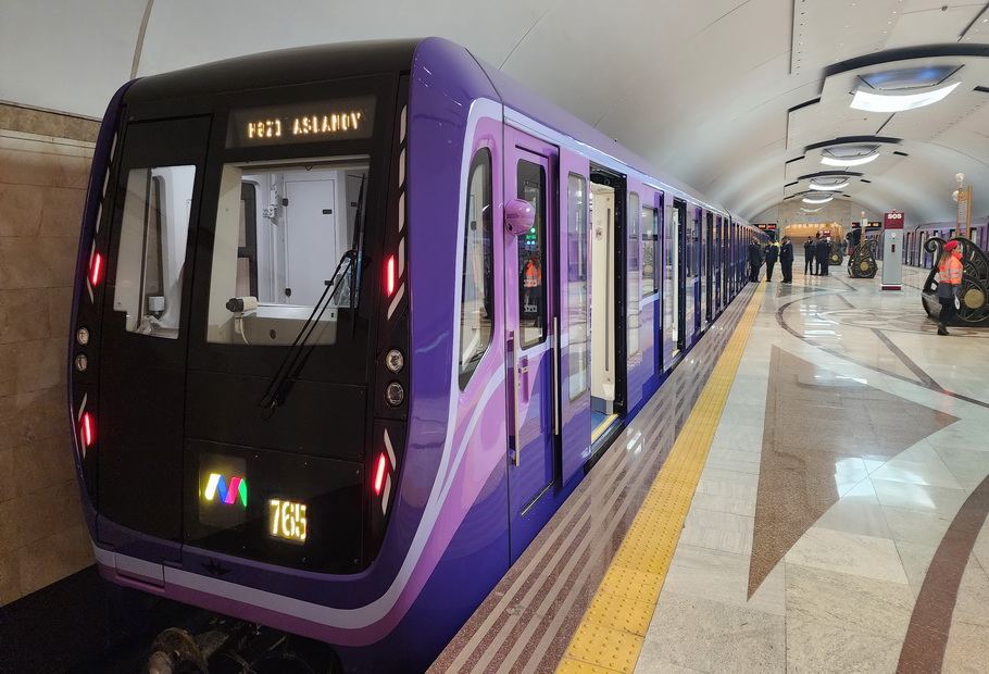 Bakı Metropolitenində reklam lövhələri narazılığa səbəb oldu - FOTO