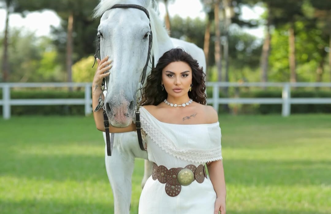 Şəbnən Tovuzlu at ilə kamera qarşısına keçdi