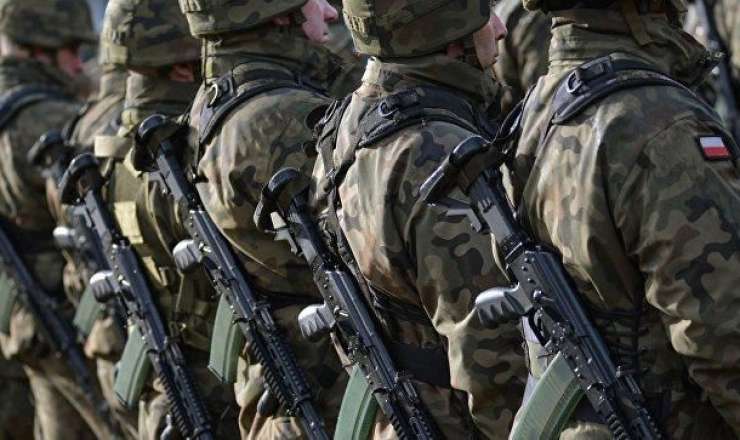 Polşa iki ölkə ilə sərhədə minlərlə hərbçi göndərir