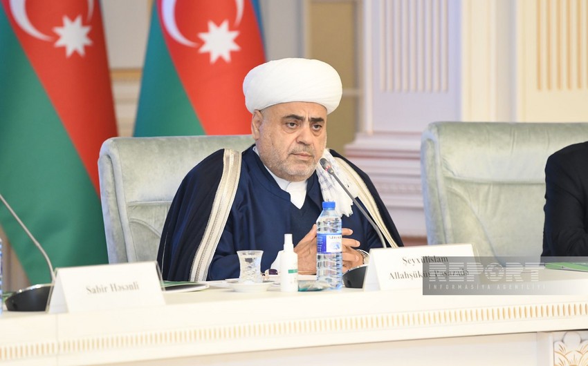 Allahşükür Paşazadə Aşura günü ilə bağlı keçirilən qanvermə aksiyasında iştirak edir