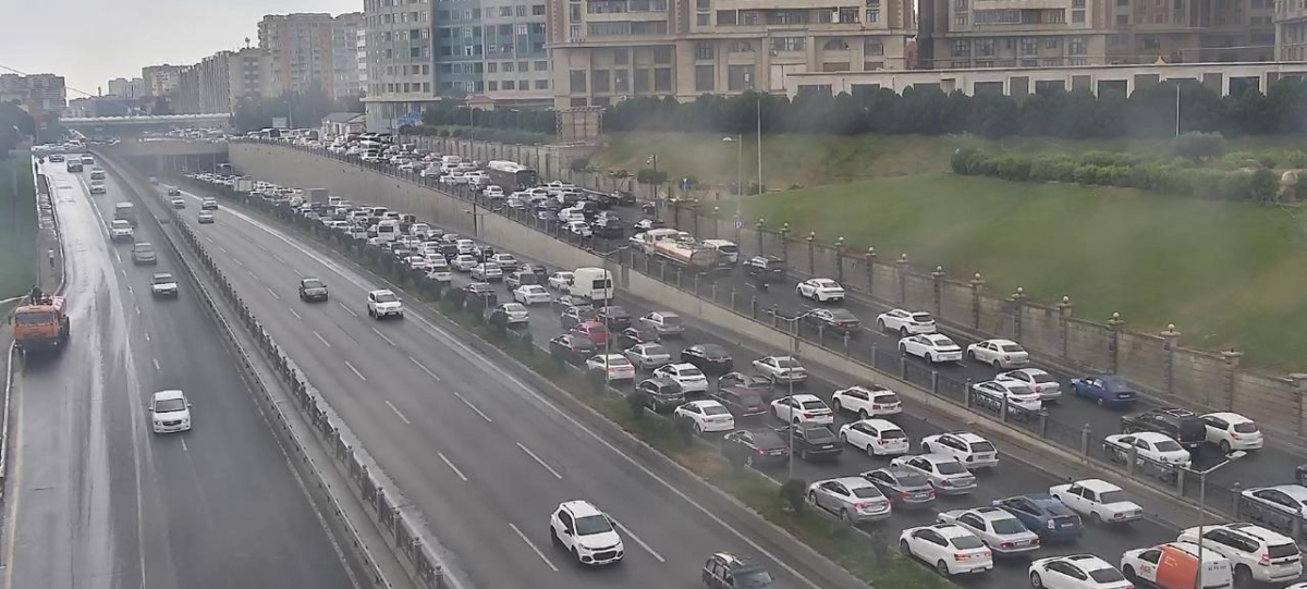 Metronun "20 Yanvar" stansiyası istiqamətində QƏZA: Sıxlıq yarandı
