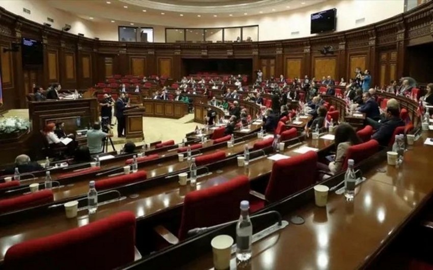 Ermənistan parlamentində vitse-spiker və deputat arasında mübahisə olub