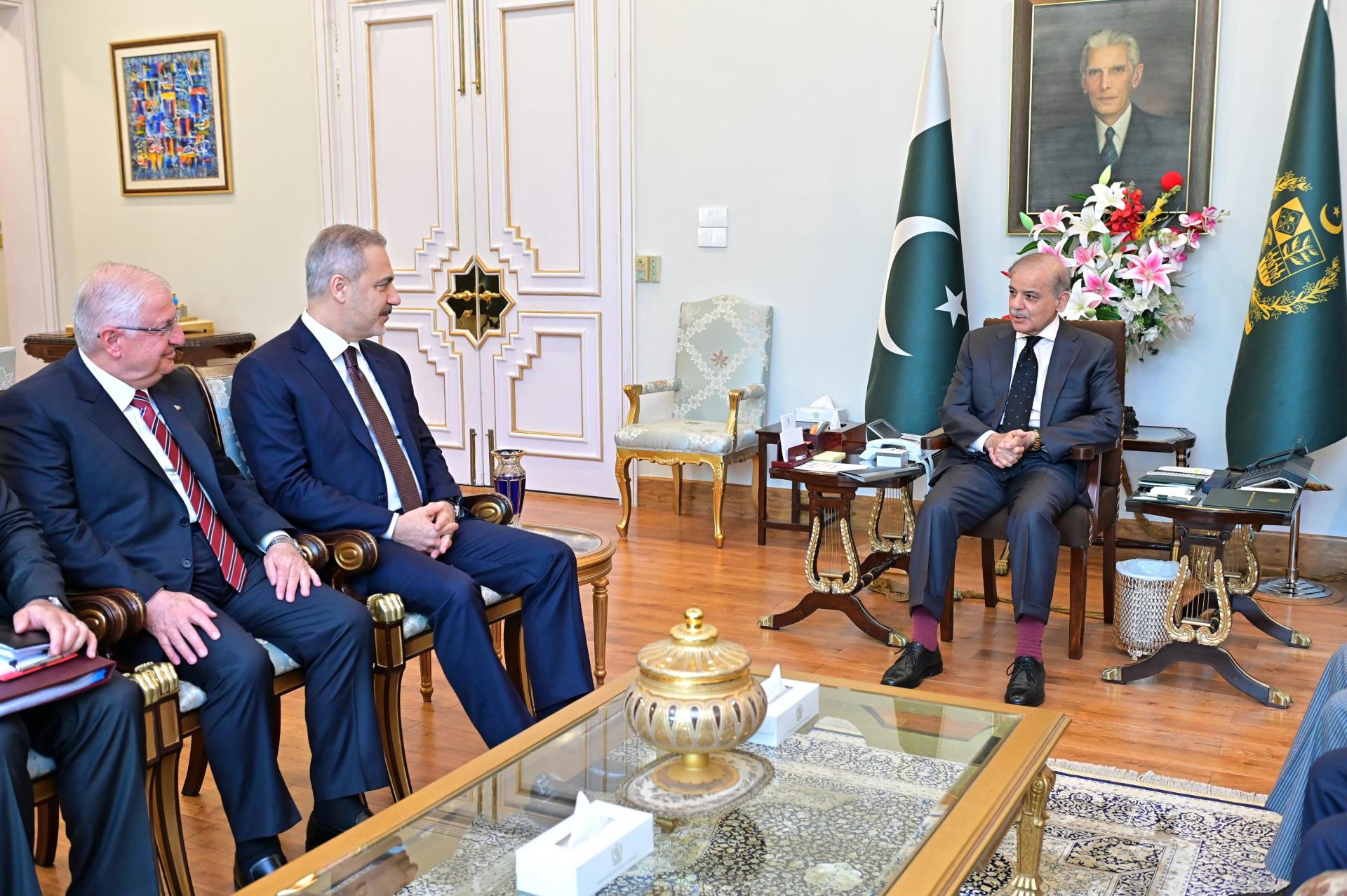 Şahbaz Şərif Hakan Fidan və Yaşar Güləri qəbul edib