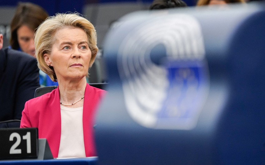 Ursula fon der Lyayen vəzifəsində qalıb