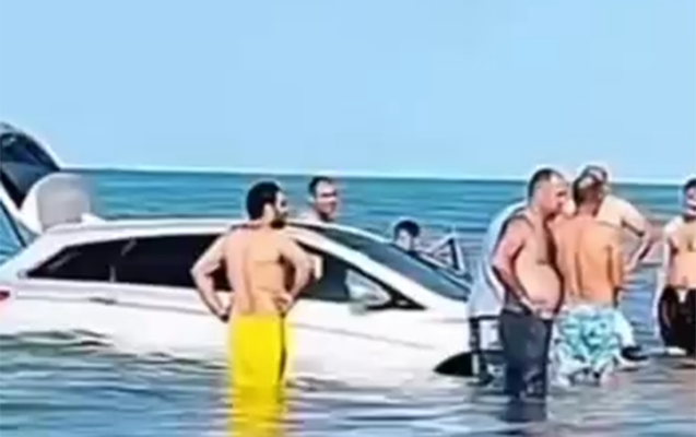 Dənizdə “tryuk” göstərmək istədi - Maşını batdı+Video