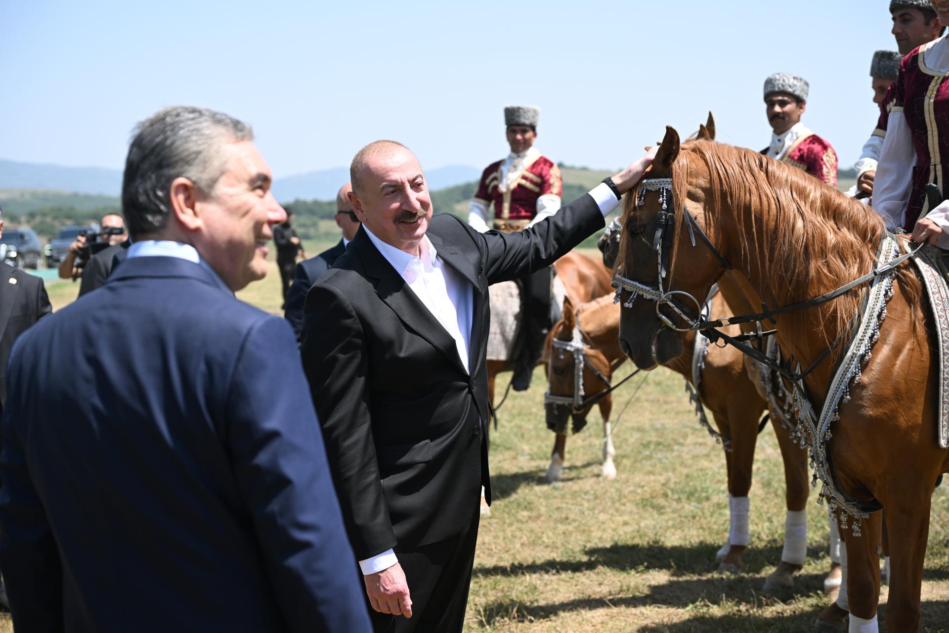 Qurbanqulu Berdiməhəmmədova “Dostluq” adlı Qarabağ atı hədiyyə edildi - FOTOLAR