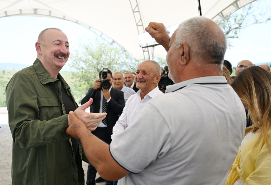 Prezident Xocalının Xanyurdu kəndində bir qrup sakinlə görüşdü - FOTO