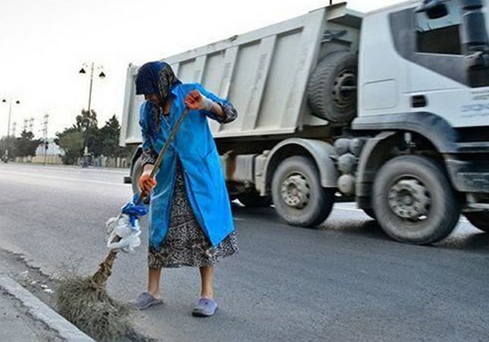 Azərbaycanda avtomobil 67 yaşlı süpürgəçi qadını vurdu