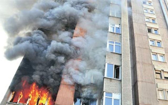 Sumqayıtda çoxmərtəbəli binada yanğın baş verib, sakinlər təxliyə olunur