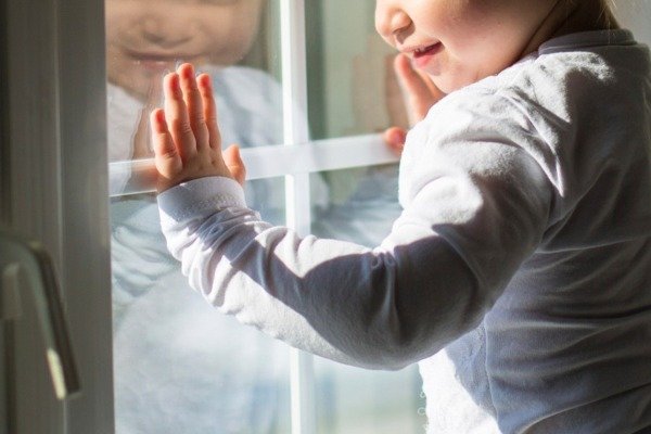Naxçıvanda azyaşlı beşinci mərtəbədən yıxıldı