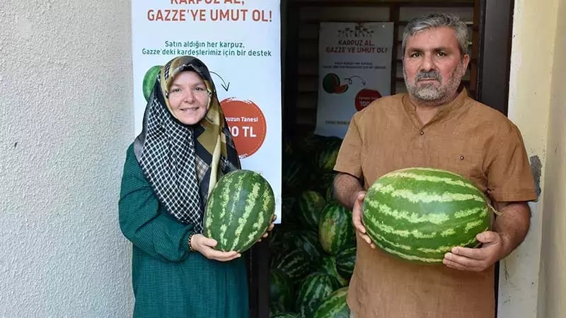 8 ton qarpızı satdı, Qəzzaya yardım göndərdi