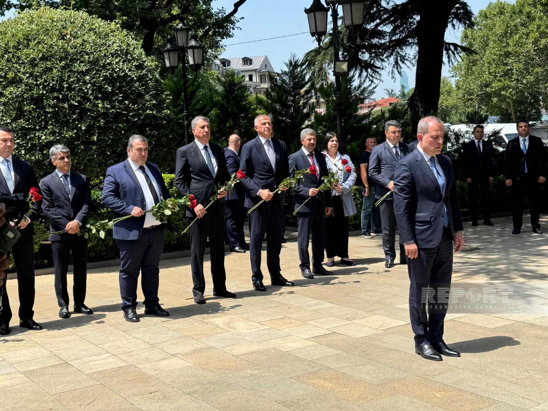 Ceyhun Bayramov Tbilisidə Heydər Əliyevin abidəsini ziyarət etdi