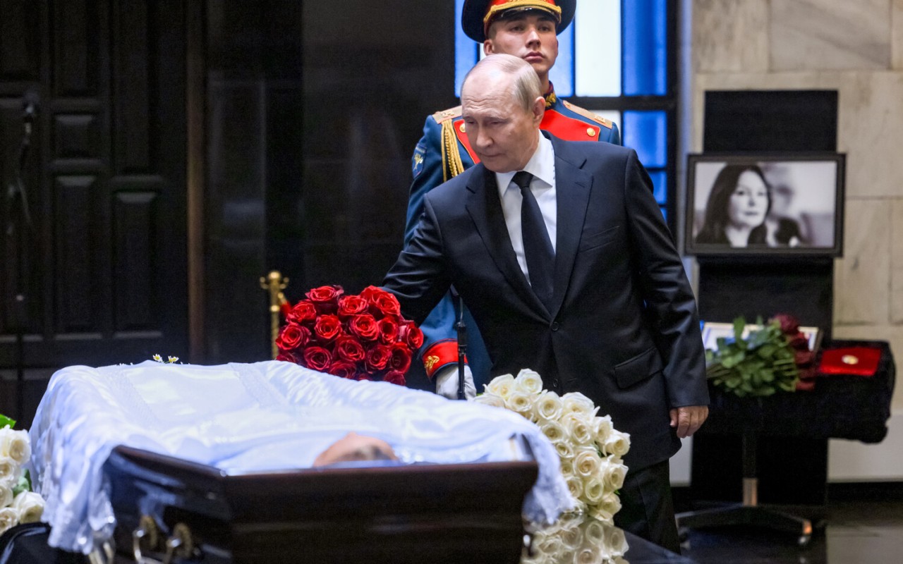 Putin sinif yoldaşının vida mərasimində