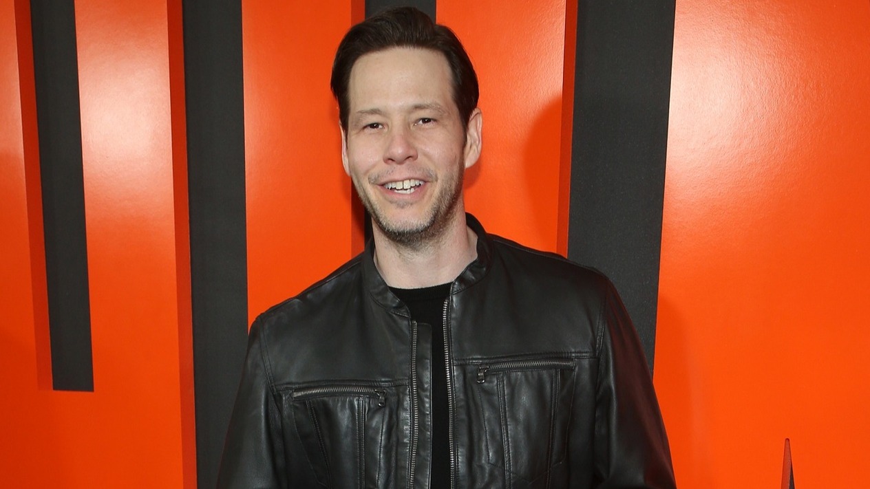 Ike Barinholtz İlon Maskı canlandıracaq