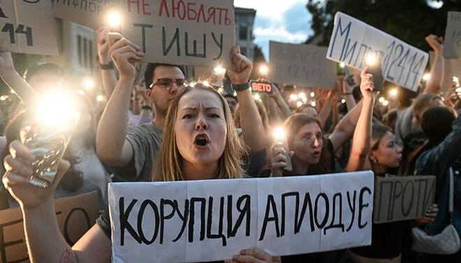 Ukraynada yeni qanun qüvvəyə mindi, minlərlə insan küçələrə axışdı