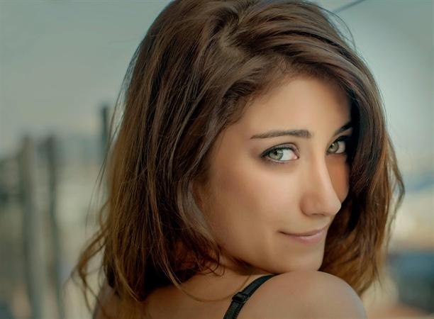 Hazal Kaya qızı ilə dənizdə - FOTO