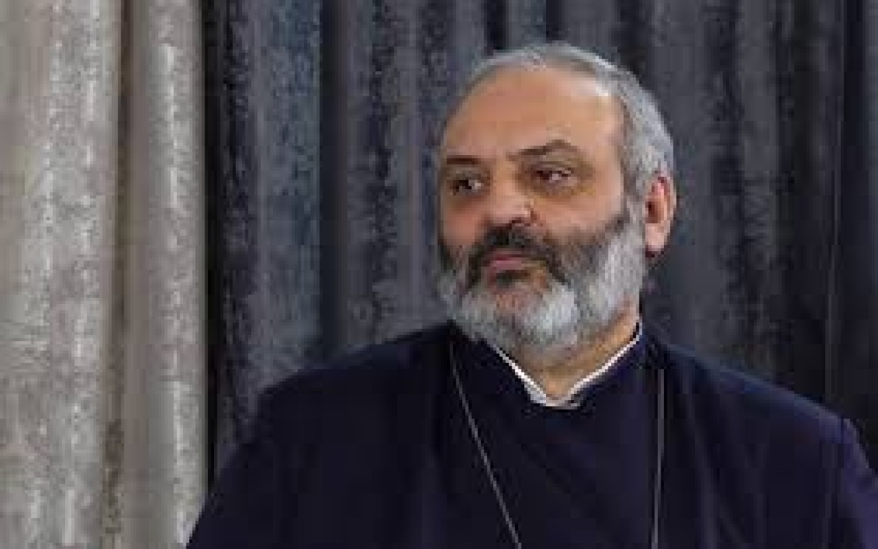 Erməni arxiyepiskop Arutyunyanı məhkəməyə verdi