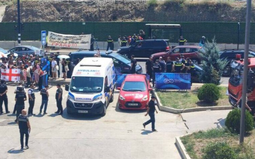 Rusiyalı idmançılar Tbilisidə etiraz aksiyası ilə qarşılanıb
