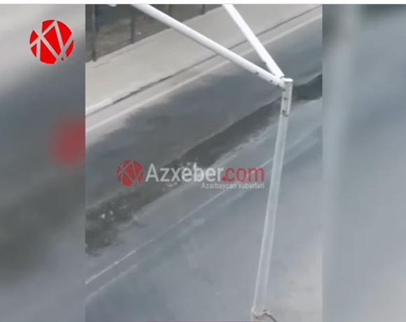 Binəqədidə bir həftədir ki, asfaltın altından su çıxır, sakinlər narahatdır - VİDEO 
