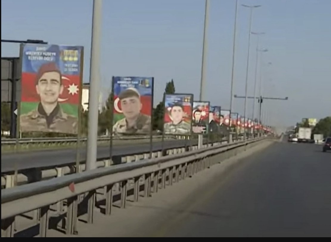 Gəncənin girişində şəhidlərin şəkilləri vurulmuş lövhələr niyə sökülür?