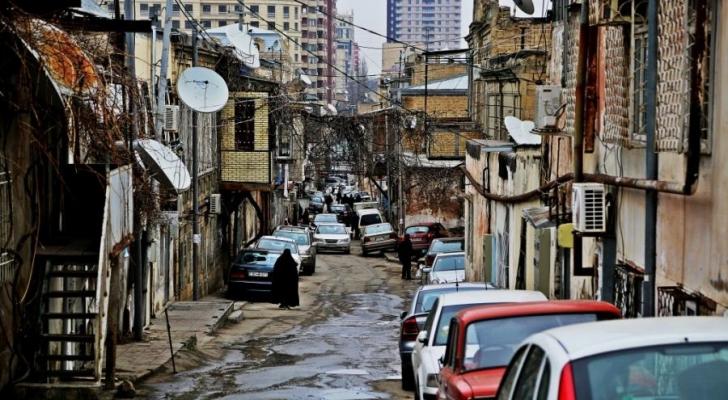 Bakıda evlərdə sakinlər yaşadığı halda söküntü işləri aparılır - VIDEO