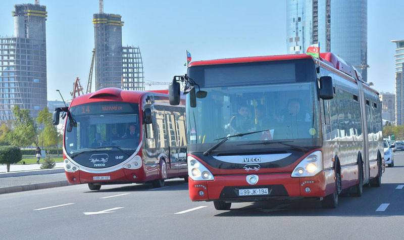 Bakıda sərnişin avtobusu işıqfora çırpıldı